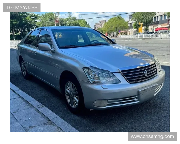 旧版皇冠3.0的内饰设计与配置升级，带来更舒适的驾驶环境体验